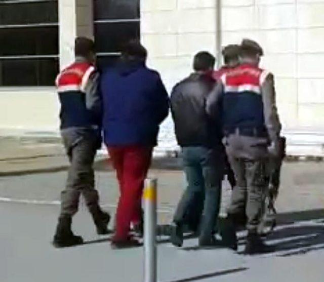 İzmir'de hırsızlık şüphelisi 2 kişi tutuklandı