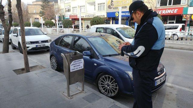 Niğde Belediyesi zabıtaları izinsiz afişleri kaldırıyor