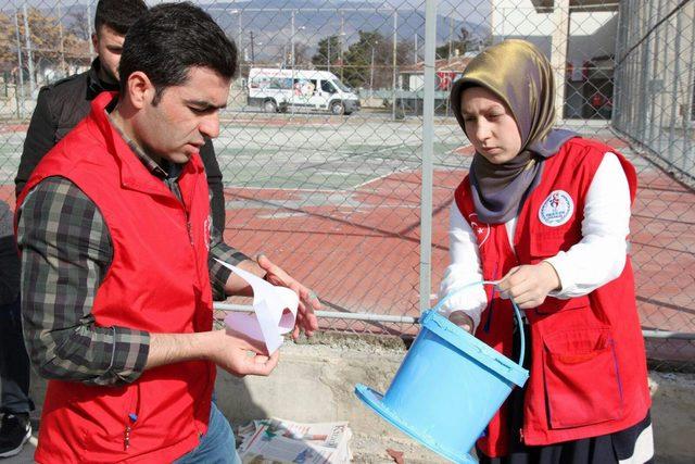 Atık malzemelerden kuşlar için yuva yaptılar