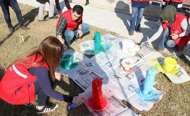 Atık malzemelerden kuşlar için yuva yaptılar