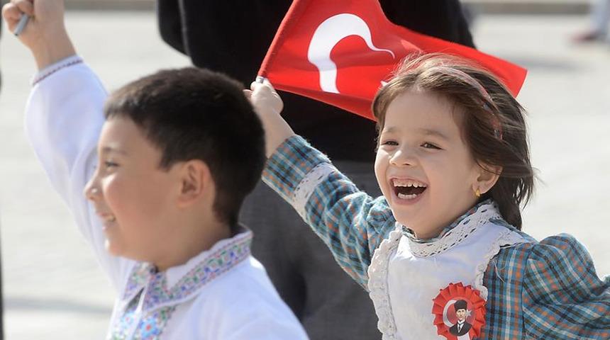 23 Nisan okullar tatil mi? Yarım gün mü? İlkokul, lise ve üniversiteler yarın tatil mi? 23 Nisan'da toplu taşıma ücretsiz mi?