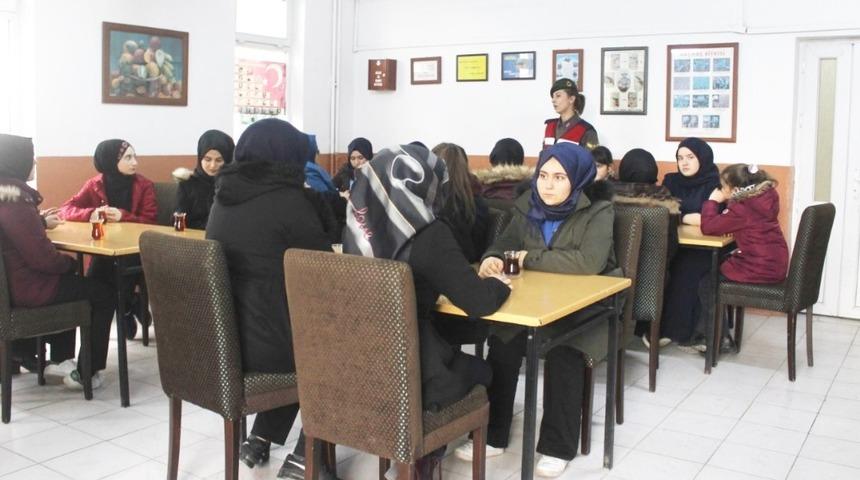 Kız Anadolu İmam Hatip Lisesinden Mehmet&ccedil;iğimize destek