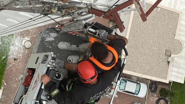 Yer: Antalya! 12'nci katta asılı kalan iskeledeki 2 işçi kurtarıldı