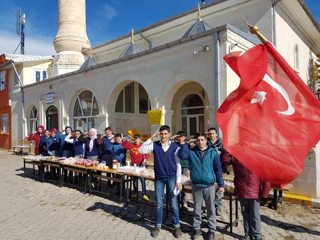 Bayburtlu öğrenciler, Mehmetçik Vakfı'na destek için turşu sattı