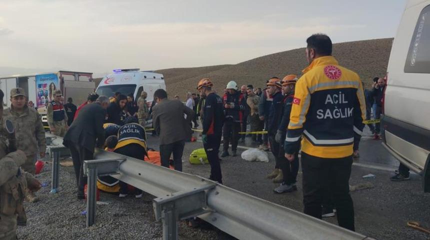 Van’da yolcu minibüsü ile kamyonet çarpıştı! 6 ölü, 13 yaralı