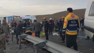 Van’da yolcu minibüsü ile kamyonet çarpıştı! 6 ölü, 13 yaralı