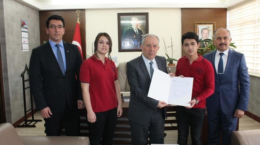 Har&ccedil;lıklarını Afrin&rsquo;de savaşan Mehmet&ccedil;ik&rsquo;e g&ouml;nderdiler