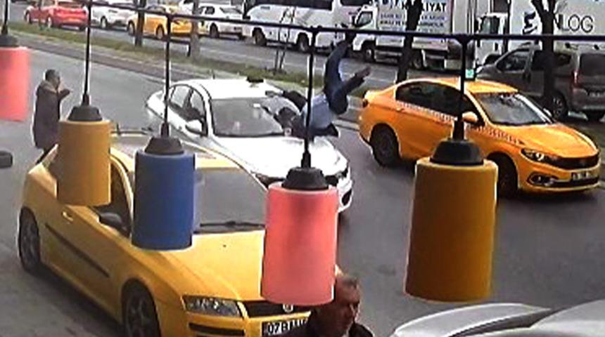 Avcılar'da otomobilin çarptığı yaya hayatını kaybetti! Kaza anı güvenlik kamerasına yansıdı