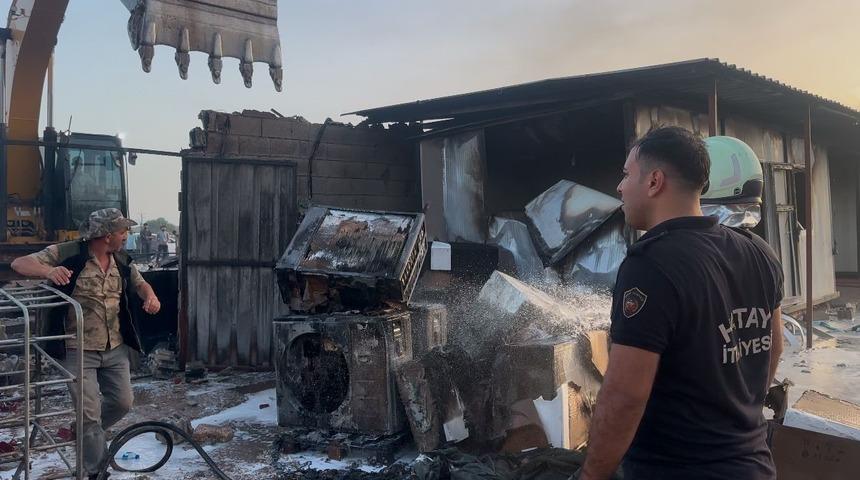 Alevlere teslim olan konteyner yatakhane kullanılmaz hale geldi