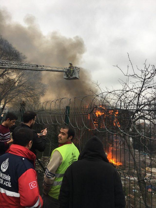 Fatih'te 3 katlı ahşap binada yangın (2)