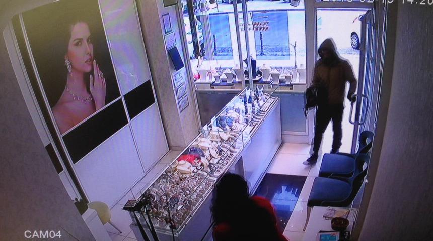 Kuyumcuda silahlı soygun g&uuml;venlik kamerasında