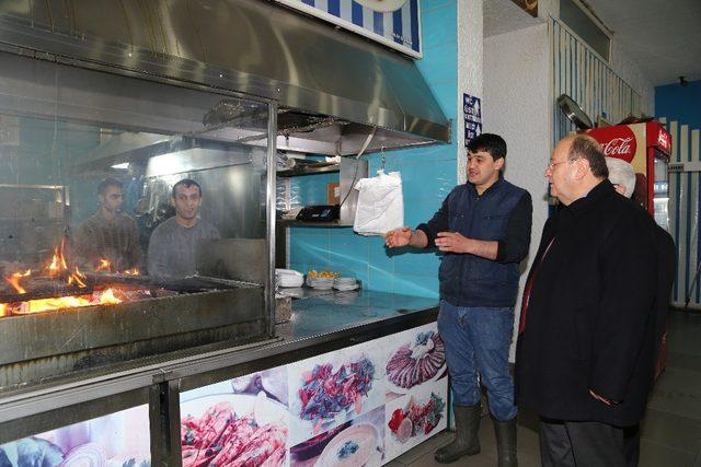 Başkan Özakcan balıkçı esnafıyla bir araya geldi
