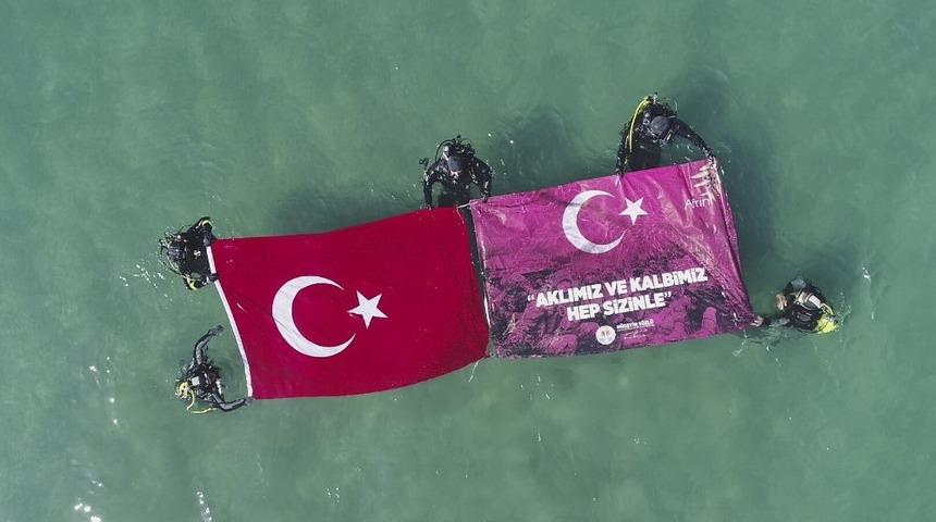 Dalgı&ccedil;lar denizde T&uuml;rk bayrağı a&ccedil;tı