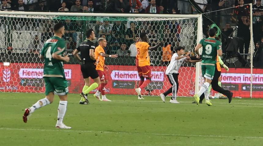 Konyaspor-Galatasaray maçında ilginç anlar! Ziraat Türkiye Kupası Yarı Final maçında taraftar sahaya girdi