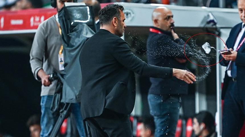 Galatasaray'da 5-1'e rağmen Okan Buruk saha kenarında çılgına döndü! Su şişesini yere fırlattı