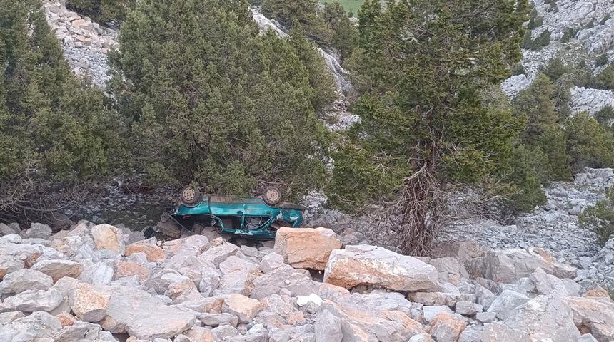 Konya'da feci kaza!  Otomobil dağ yolunda uçuruma yuvarlandı: 5 kişi yaralandı