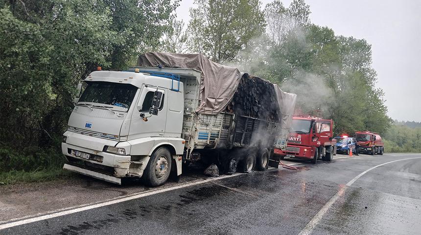 Odun yüklü kamyon seyir halindeyken alev aldı
