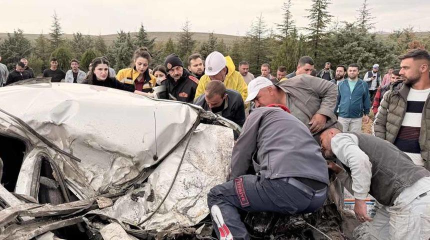 Tırla çarpışan otomobil kağıt gibi ezildi! Ölü ve yaralı var