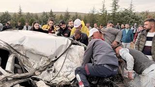 Tırla çarpışan otomobil kağıt gibi ezildi! Ölü ve yaralı var