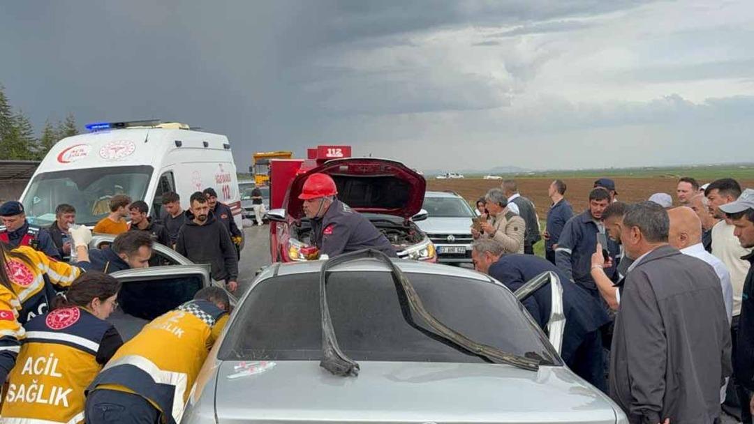 Tırla çarpışan otomobil kağıt gibi ezildi! Ölü ve yaralı var 1