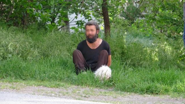 Polise cevabı 'Uyuyor' oldu: Annesinin cesediyle 2 hafta yaşadı! Bir tarafta alkol diğer tarafta 'Ruhun Deşifresi'... 