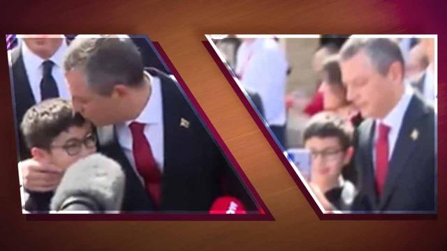 CHP lideri Anıtkabir'de çocuklarla fotoğraf çektirdi! Dikkat çeken 'Ali Koç' diyaloğu... Özel soruyu duyunca çocuğu alnından öptü