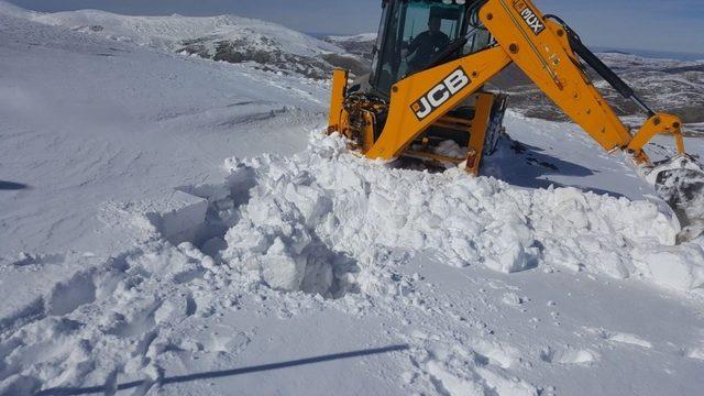 Yaylaya su vermek için 5 gün 5 metre kar altında çalıştılar