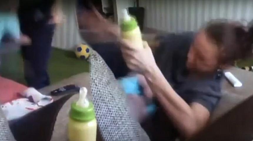 Anne, bebeğinin ağlamasından ş&uuml;phelendi...