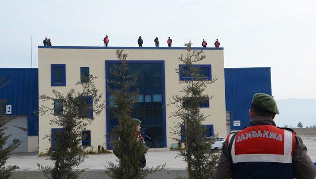 İşten çıkarılan işçiler fabrikanın çatısına çıktı