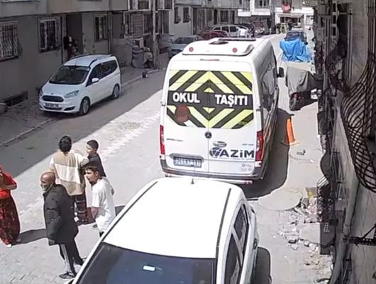Park halindeki araçlar böyle sallandı! O anlar kamerada