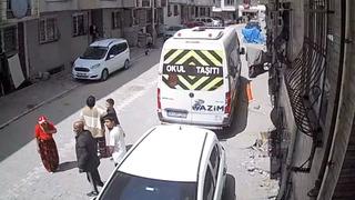 Park halindeki araçlar böyle sallandı! Boş sokakta bir anda insan seli... İstanbul depreminden o anlar kamerada