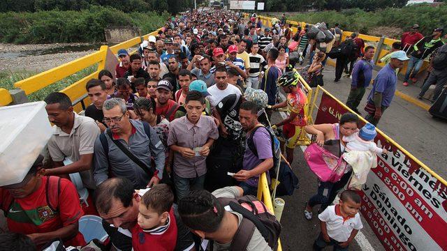 Kolombiya sınırına akın eden Venezuelalılar