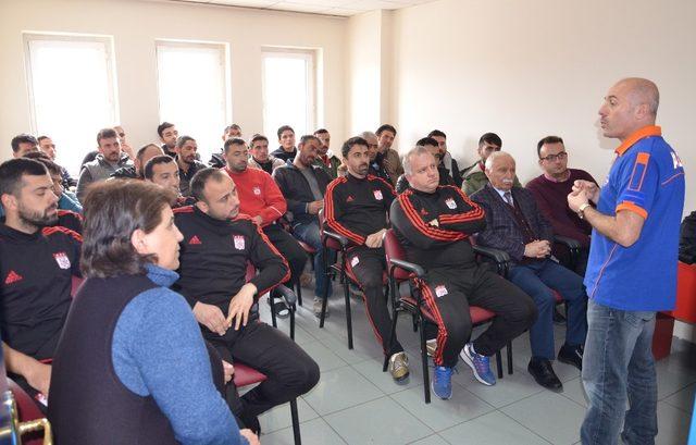 Sivasspor kulüp çalışanları deprem konusunda bilgilendirildi