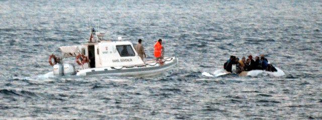 Motoru arızalanan bottaki kaçakları Sahil Güvenlik kurtardı