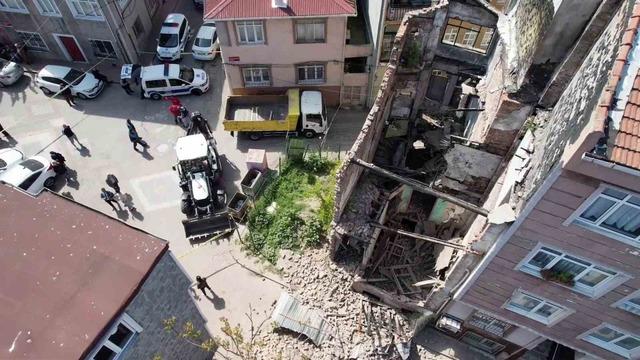 Fatih'te deprem sonrası kontrolde riskli bulunan 3 bina mühürlendi