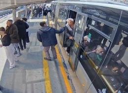 Beşik gibi sallandı! İstanbul'da metrobüste deprem anı kamerada... Şok yaşadılar, binenler de geri indi