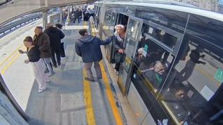 Beşik gibi sallandı! İstanbul'da metrobüste deprem anı kamerada... Şok yaşadılar, binenler de geri indi