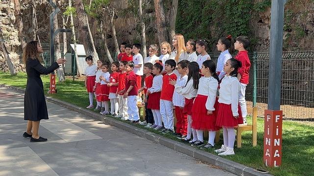Öğretmen yazdı, veli besteledi, öğrenciler seslendirdi