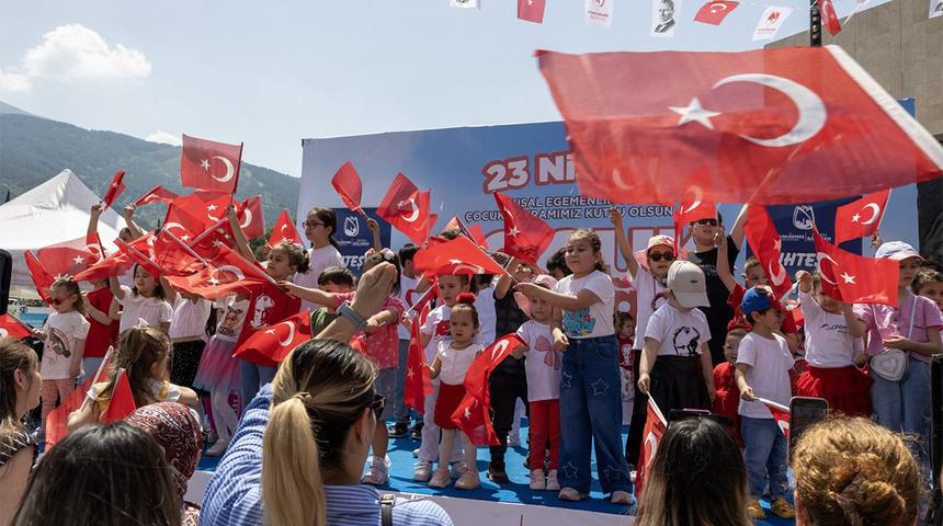 Yunusemreli çocuklar bayramlarını doyasıya yaşadı