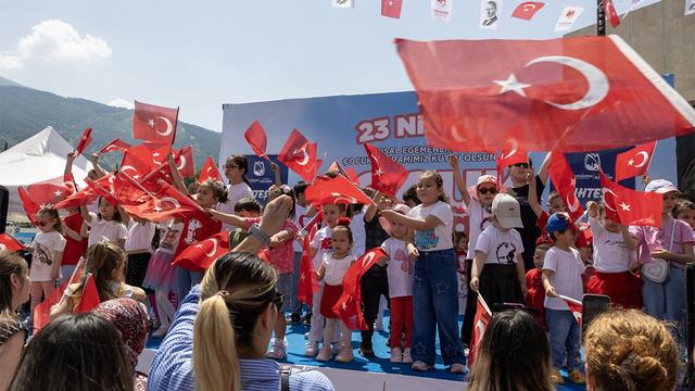 Yunusemreli çocuklar bayramlarını doyasıya yaşadı