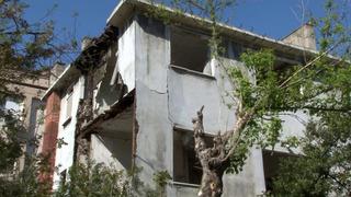 Bakırköy'de 3 katlı metruk binada kısmi çökme meydana geldi