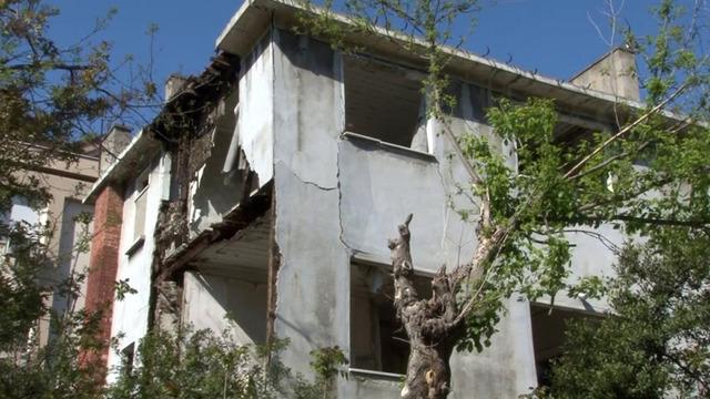 Bakırköy'de 3 katlı metruk binada kısmi çökme meydana geldi