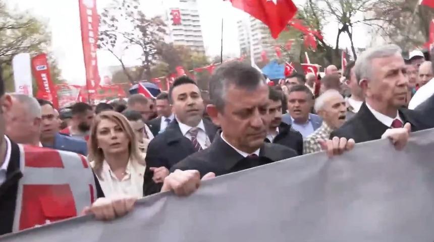 CHP çağrı yapmıştı! Vatandaşlar Anıtkabir'e yürüdü