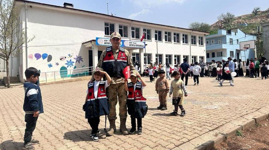 Jandarmadan köy okulu öğrencilerine 23 Nisan sürprizi