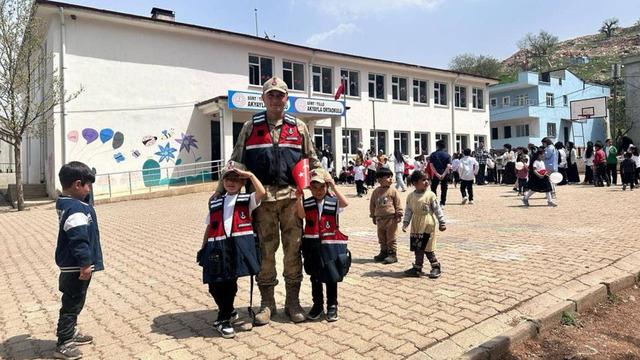 Jandarmadan köy okulu öğrencilerine 23 Nisan sürprizi