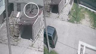 Deprem esnasında evinden garajın üzerine atladı