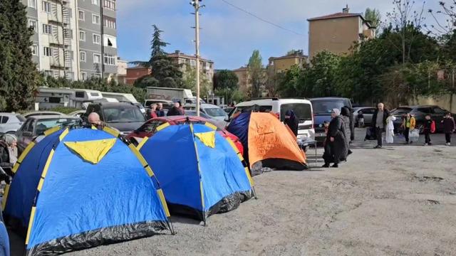 Deprem korkusu yaşayan vatandaşlar geceyi geçirmek için meydanlara çadır kurdu