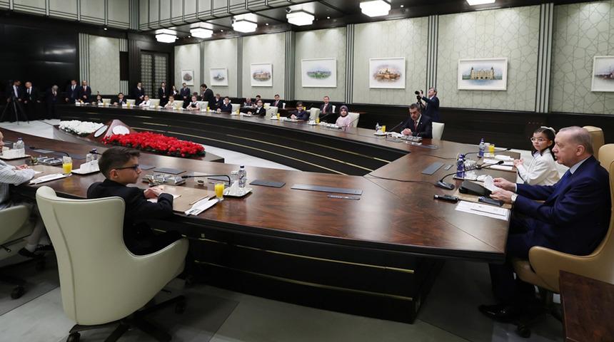 Cumhurbaşkanı Erdoğan, 23 Nisan vesilesiyle çocukları kabul etti