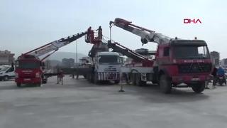 Yer: Hatay! Barınakta vinç teknelerin üzerine devrildi