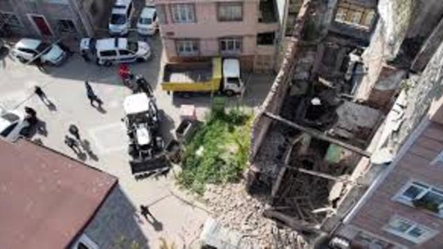 İstanbul'da korkutan deprem sonrası birçok bina tahliye edildi! Fatih, Bahçelievler, Küçükçekmece, Esenler...